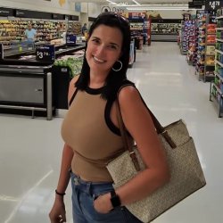 trynna ask out Walmart MiLF with a smokin hot body 🔥🔥(said she’s just looking to be friends…)