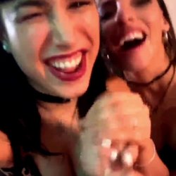 Putitas amigas argentinas comparten grande polla y se divierten con ella