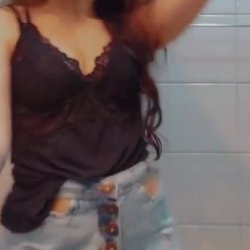 CarolzinhaSG mostrando a poupa da bunda e pedindo leite