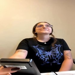 Atendente putinha se mostrando em live ( não sei o nome,quem souber fala ai)