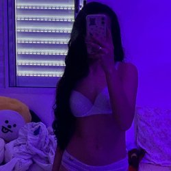 Novinha vazada por inscrito! Putinha gravou vídeo brincando com a bucetinha e caiu na net. Erome br