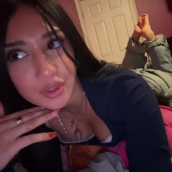 Latina TikToker Uses Her Feet to Goonbait