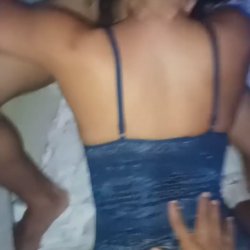 Corno compartilhou a esposa, magrinha gostosa