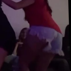 pendejita mueve el orto