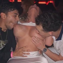 Coroa peituda sendo mamada na balada
