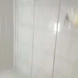 live novinha escondida no banheiro! alguem sabe o nome