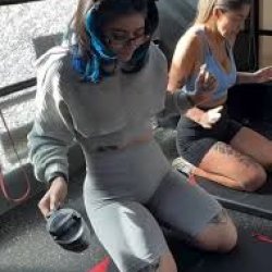 con su amiga recibe sexo oral y es penetrada con fuerza hasta eyacular en un video de OnlyFans