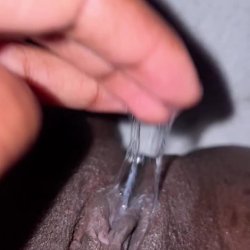 Gostosa meladinha mijando no biquíni 🇦🇴😋