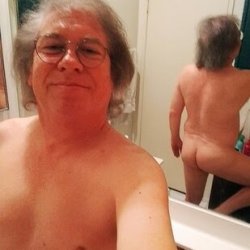 American_Nudist: A Casual Selfie (Rearview)