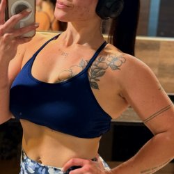 Natural, fit, and flexing — don’t look away