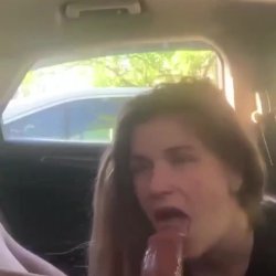 Boquete da coroa casada no carro gozada na cara da puta safada mama rola dura delícia