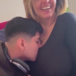Milf se aproveitando do sobrinho