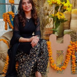 Sajal Malik famous paki YouTuber