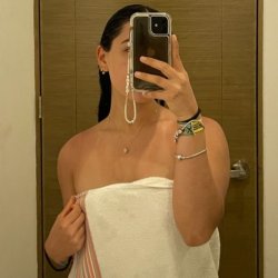 La puta de Katherine enseñando el cuerpo en una sesión de fotos con bikini blanco sabe que está rica