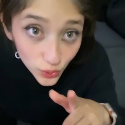 Hermosa novia de ojos verdes le hace una rica mamada a su novio cheto