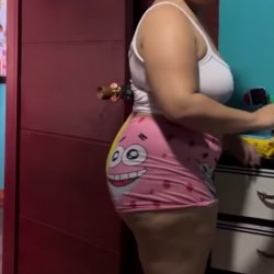 Mi prima la gordibuena la encuentro sacándose el calzoncito del culo y se da cuenta...no usa bra🤤🦊