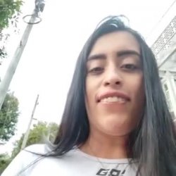 Colombiana en la calle se pone plug en el culo y mama dildo. (Colombian girl in public plug in ass)