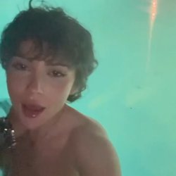 Ig thot gives a bj in the pool