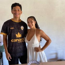 Corninho vazando namorada novinha