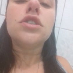 Safadona marido no trabalhado e a cachorra mandando vídeo da buceta pra macho, o negão adora 😈😈🍆