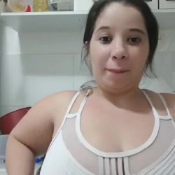 Mãe solteira sem juizo mostrando os peitão sem sigilo com familia em casa