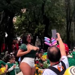 Aficionada mexicana hace un Chichis pa la banda por el triunfo de selección mexicana en el Mundial