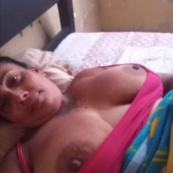 Señora madura le manda fotos cachondas a su amante joven de 24 años y el las comparte