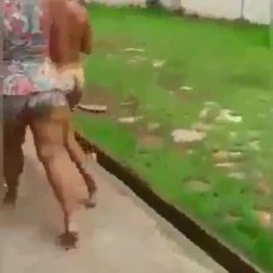 Madre saca de las greñas a su hija por follar con dos amigos