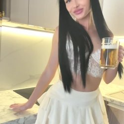 🔞 Sexy young perky tits big round ass horny slut kitchen tease 🫦💦🍑 OF now 😈