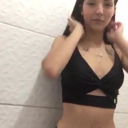 Gatinha se mostrando