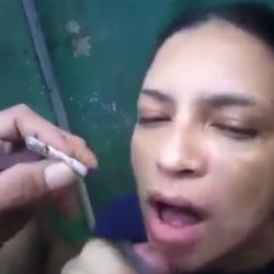 COROA PAGANDO UM BOQUETE