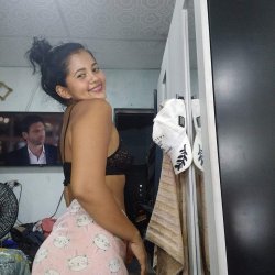 Hermosa colombiana muy joven y con un culito delicioso🤤🍑
