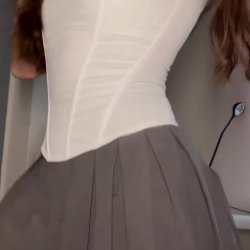 Teasing curves and gamer vibes—let's level up together! 🍑🎮✨