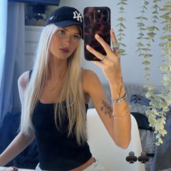 Pippa, 19 from Scotland